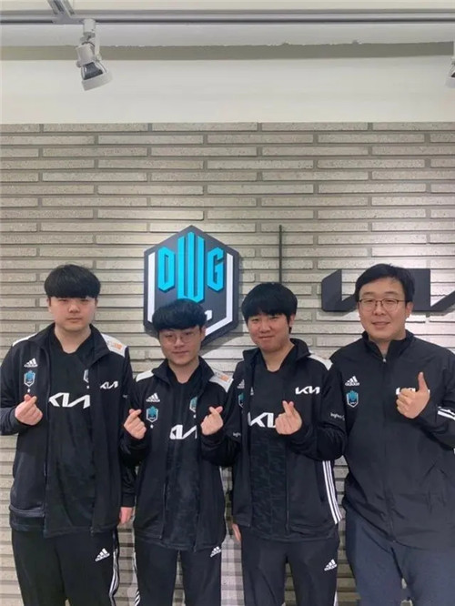 黄河抢渡赛收官 中国和俄罗斯选手分获男女最佳.